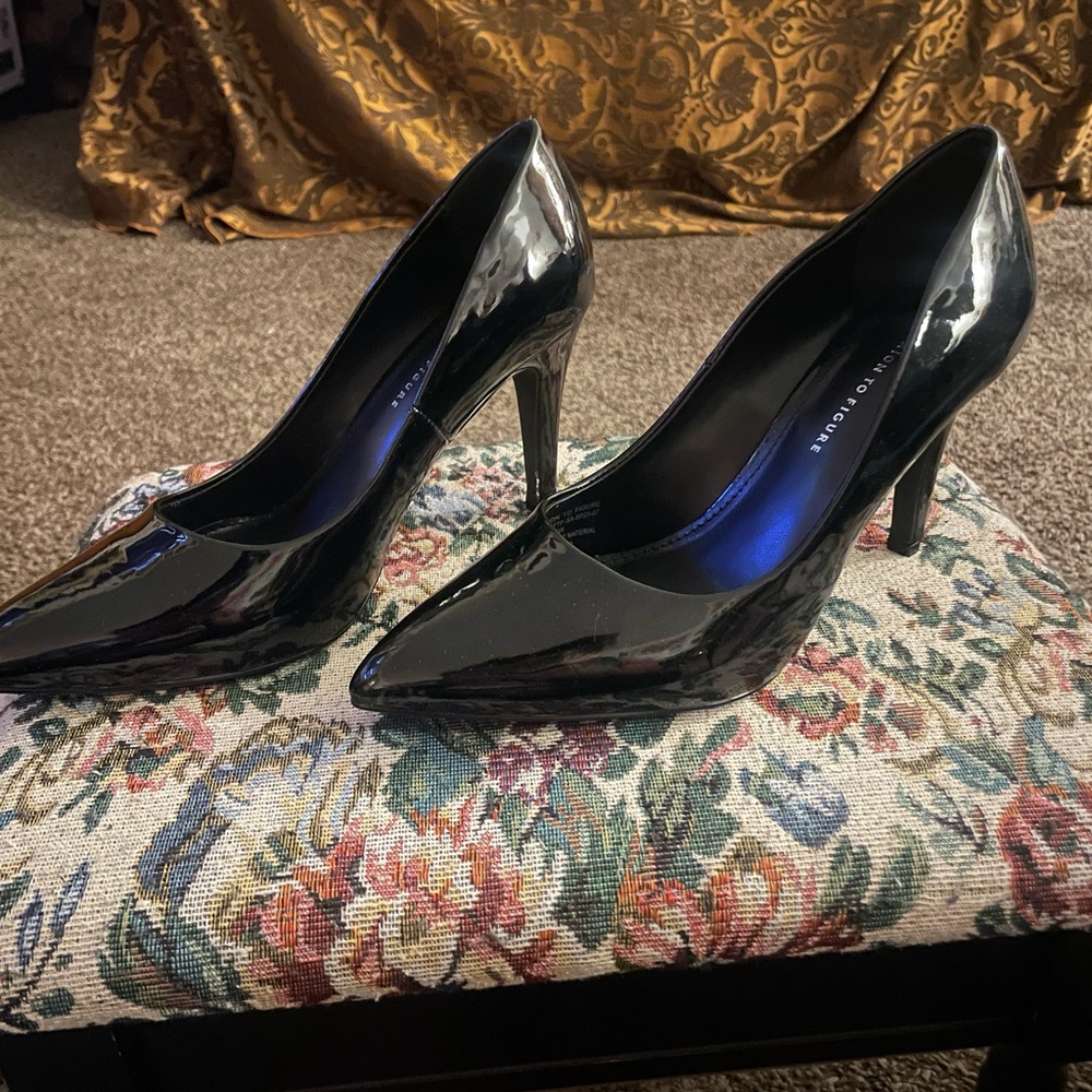 Fashion to Figure 8 WIDE black patent pumps